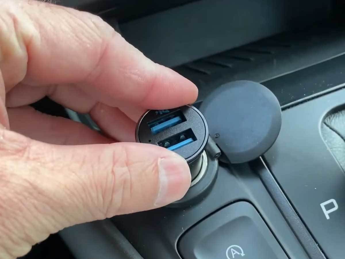 USB punjač za automobil USB punjač za automobil