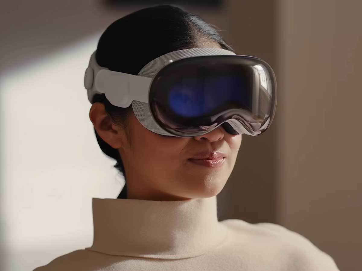  Introducing Apple Vision Pro 0-40 screenshot.jpg - YouTube / Apple 