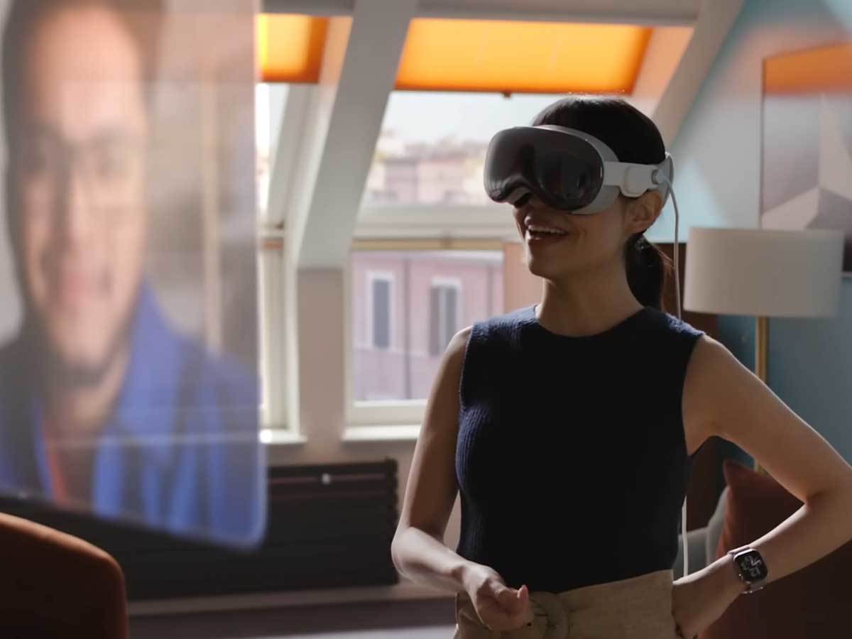  Introducing Apple Vision Pro 4-44 screenshot.jpg - YouTube / Apple 