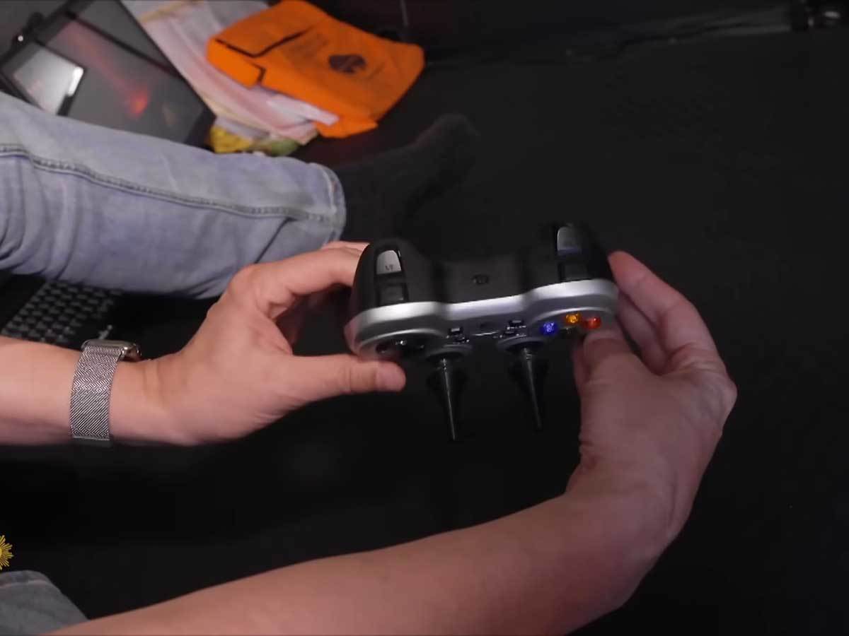  Titan podmornica kontroler 4.jpg - YouTube / CBS Sunday Morning 