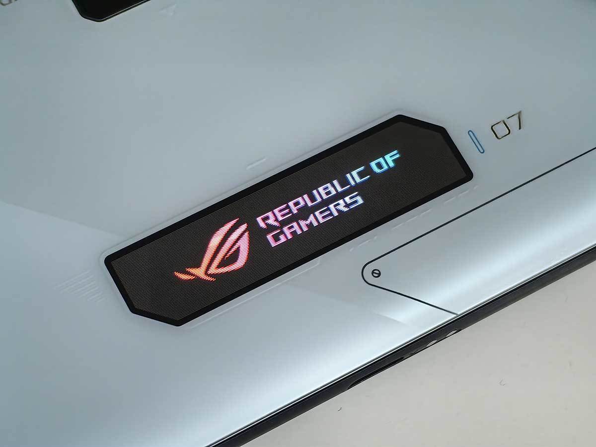 ROG Phone 7 Ultimate ekran na poleđini   ROG Phone 7 Ultimate ekran na poleđini