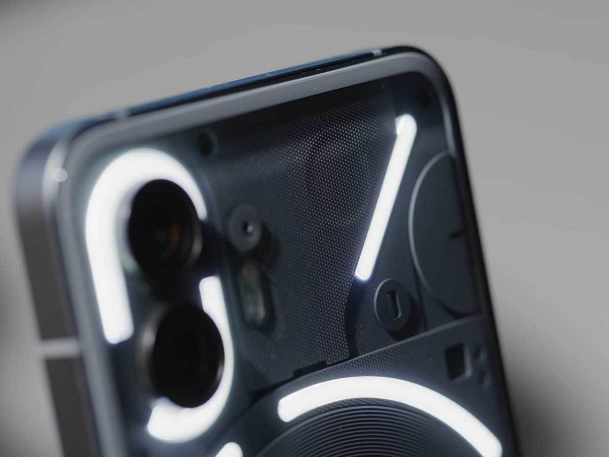  Nothing phone (2) 4.jpg - YouTube / Marques Brownlee 