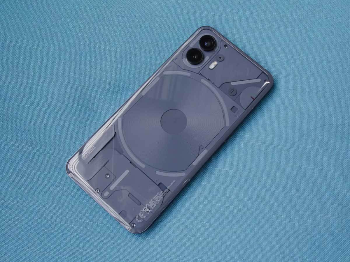  Nothing phone (2) 3.jpg - YouTube / Marques Brownlee 