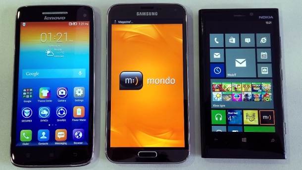  Galaxy S5 pored Lenovo Vibe X i Nokia Lumia 920 telefona. 