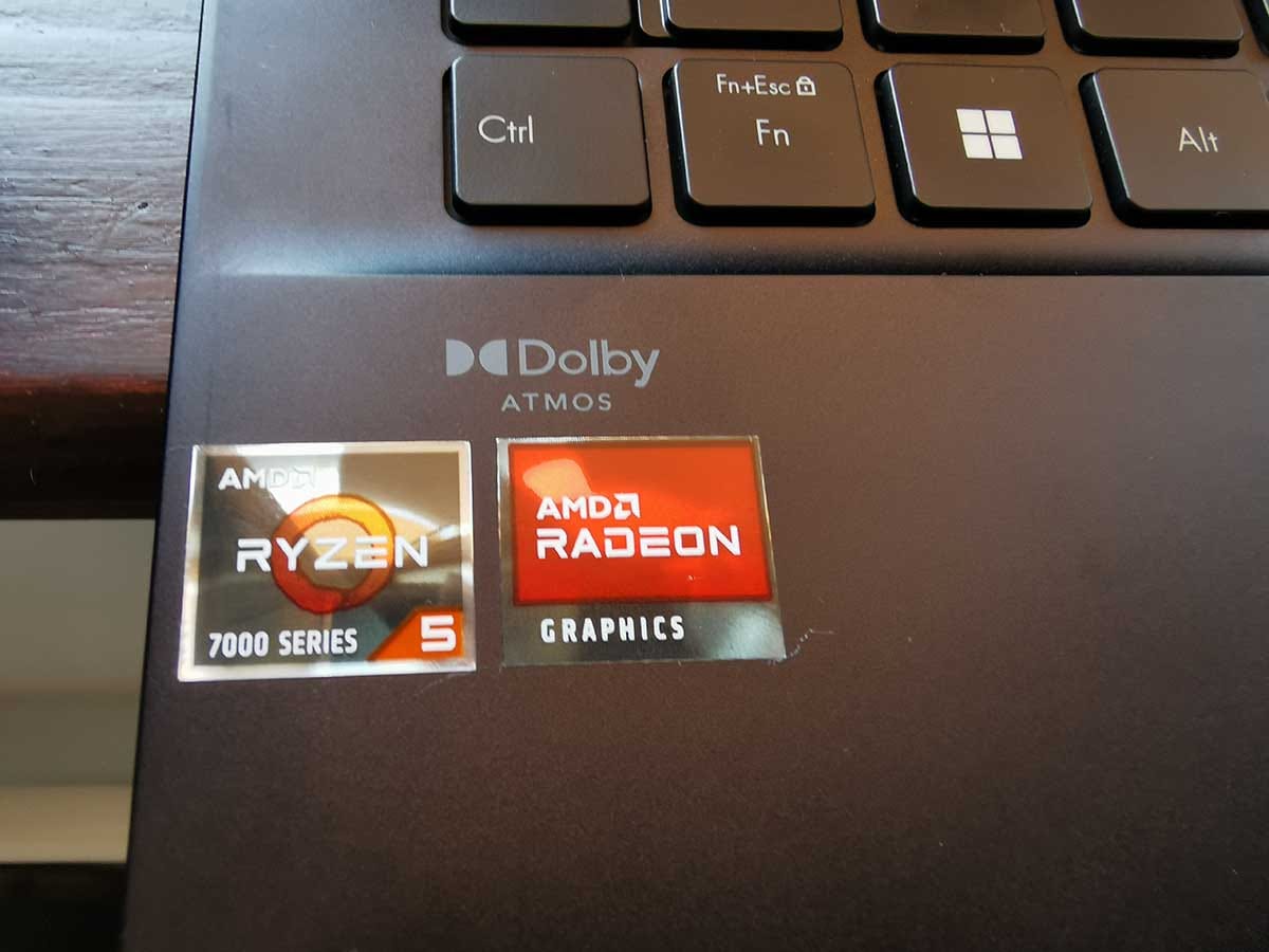 ASUS Zenbook 14 UM3402 Ryzen Radeon stikeri ASUS Zenbook 14 UM3402 Ryzen Radeon stikeri