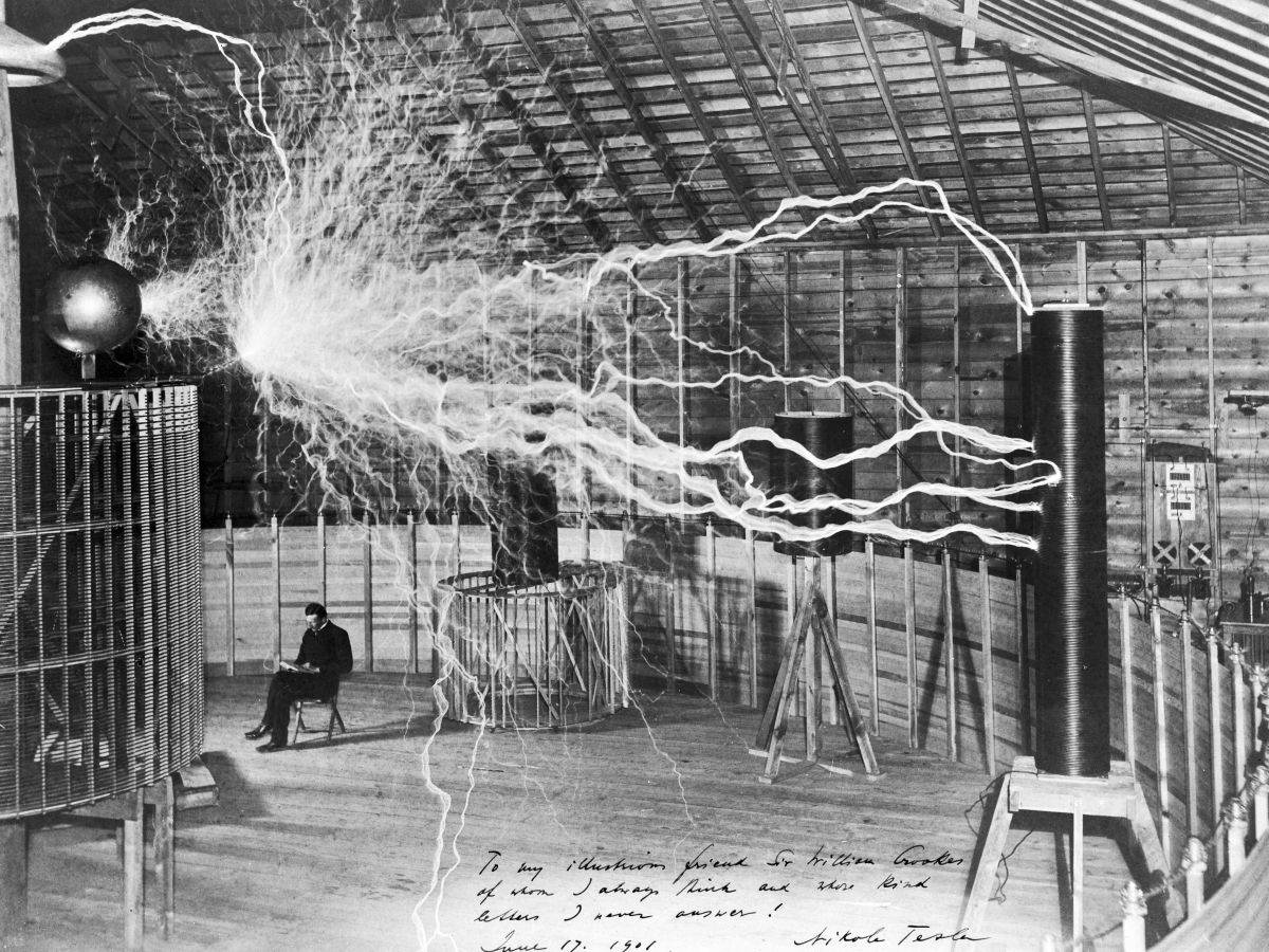 Nikola Tesla u laboratoriji u Kolorado Springsu _ Foto Wikimedia Public domain.jpg   Nikola Tesla u laboratoriji u Kolorado Springsu _ Foto Wikimedia Public domain.jpg