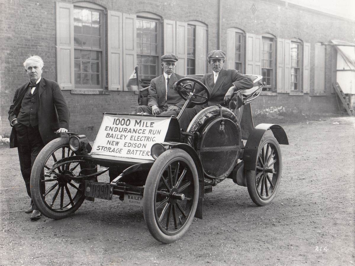 Tomas Edison _ Bailey Electric _ električni automobil _ vožnja od 1.000 milja _ Foto Wikimedia Public domain.jpg - Wikimedia / Public domain   Tomas Edison _ Bailey Electric _ električni automobil _ vožnja od 1.000 milja _ Foto Wikimedia Public domain.jpg - Wikimedia / Public domain