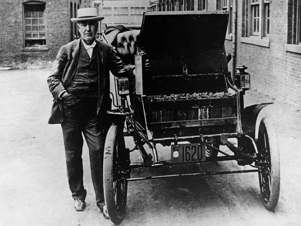 Edison sa jednim od svojih prvih prototipova električnog automobila _ Foto Public domain.jpg Edison sa jednim od svojih prvih prototipova električnog automobila _ Foto Public domain.jpg
