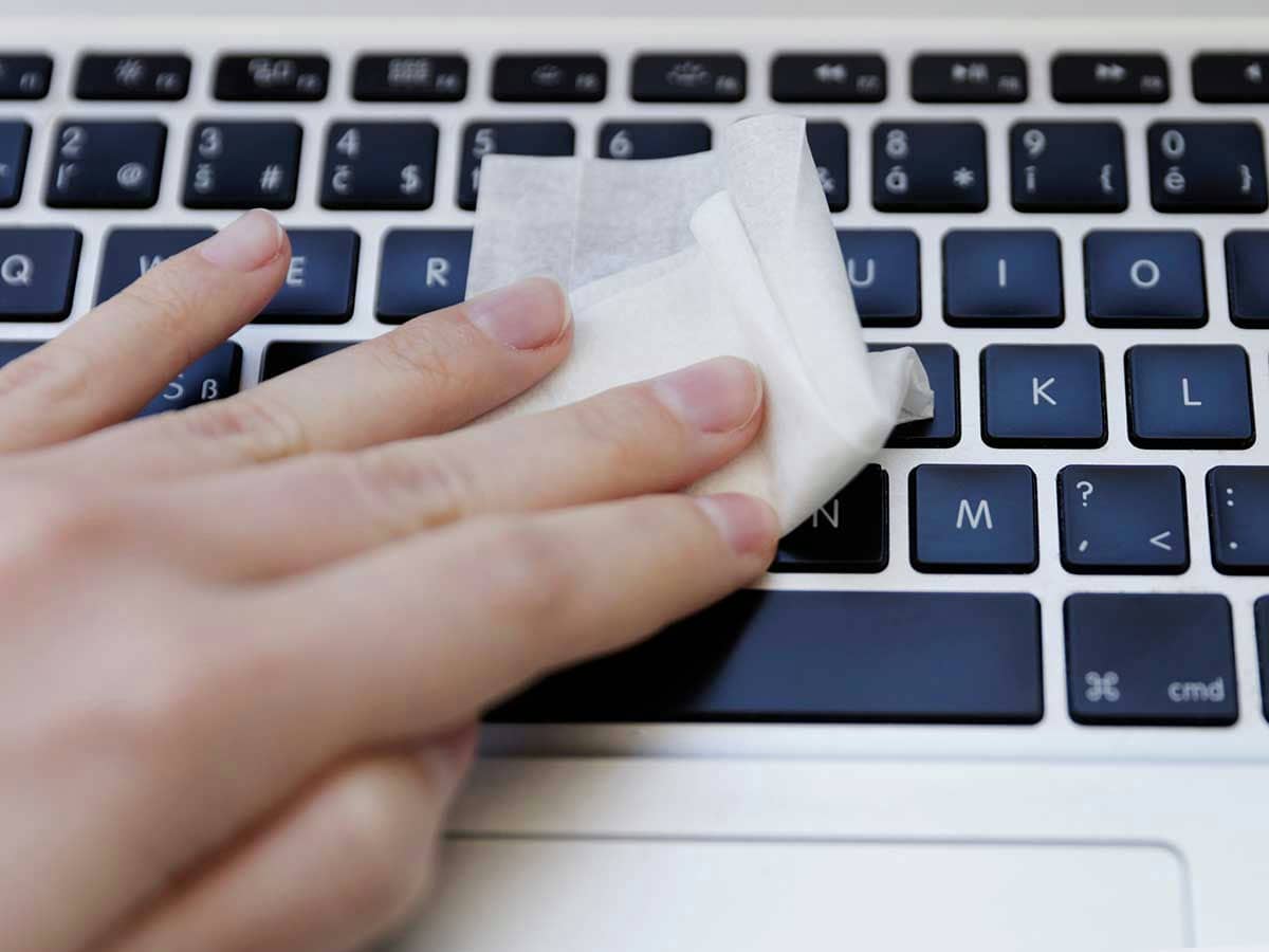 Čišćenje tastature vlažnom maramicom   Čišćenje tastature vlažnom maramicom
