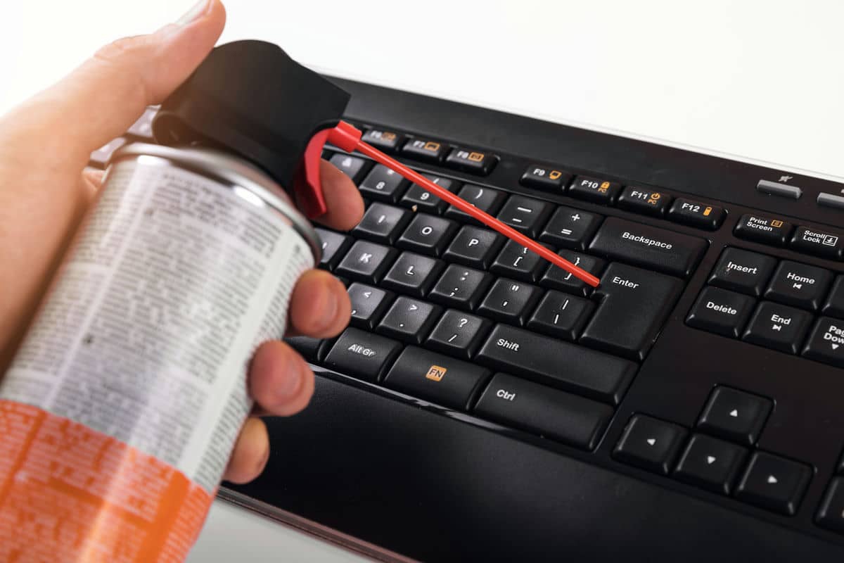 Čišćenje tastature komprimovanim vazduhom   Čišćenje tastature komprimovanim vazduhom