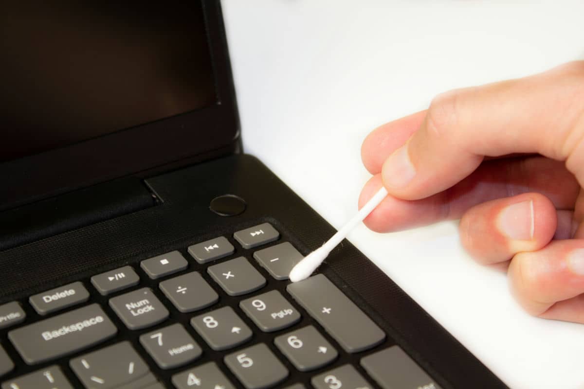 Čišćenje tastature laptopa štapićem za uši   Čišćenje tastature laptopa štapićem za uši