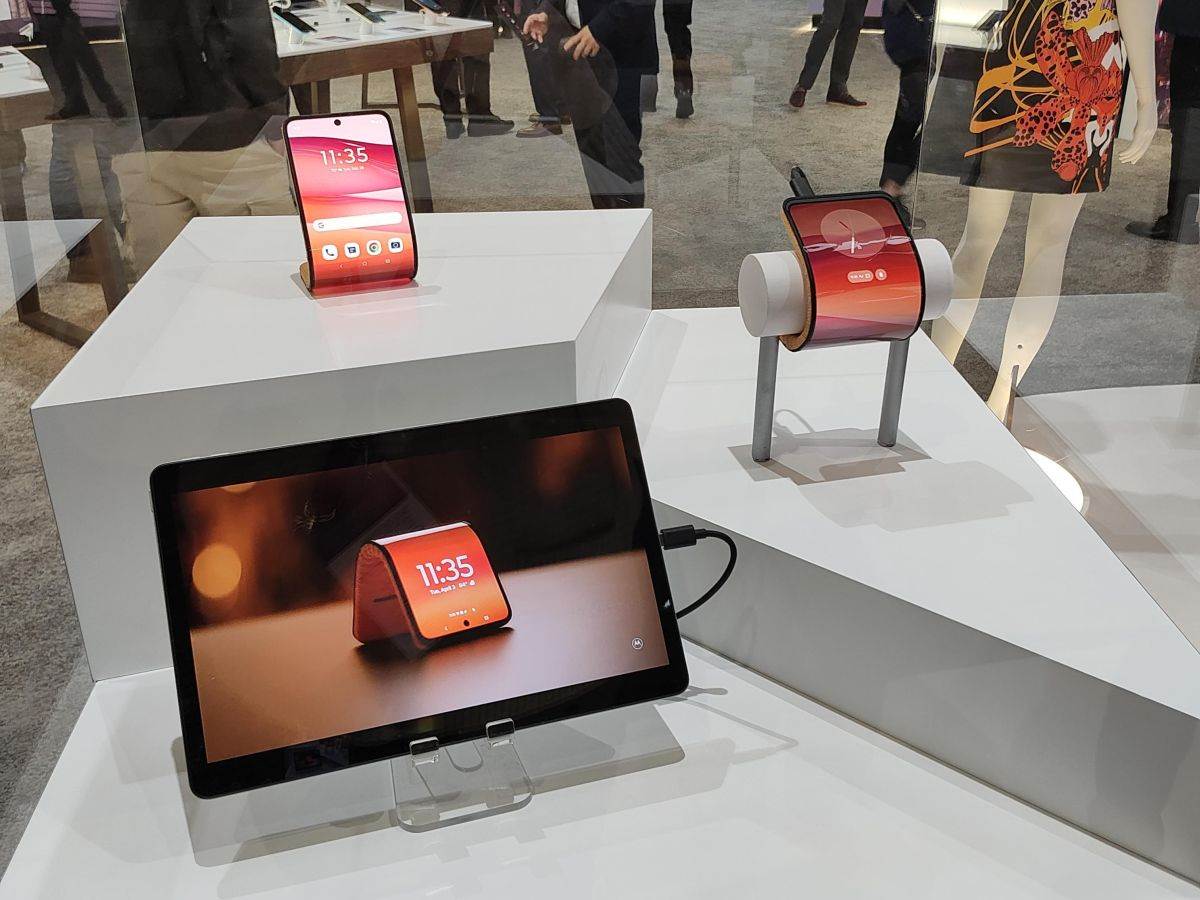 Motorola _ savitljivi telefon _ adaptivni displej _ Foto Motorola (1).jpg - Motorola   Motorola _ savitljivi telefon _ adaptivni displej _ Foto Motorola (1).jpg - Motorola