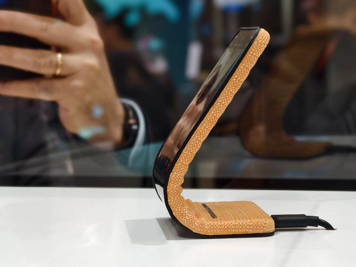 Motorola _ savitljivi telefon _ adaptivni displej _ Foto Twitter @gogiinc (2).jpg - Twitter / @gogiinc   Motorola _ savitljivi telefon _ adaptivni displej _ Foto Twitter @gogiinc (2).jpg - Twitter / @gogiinc