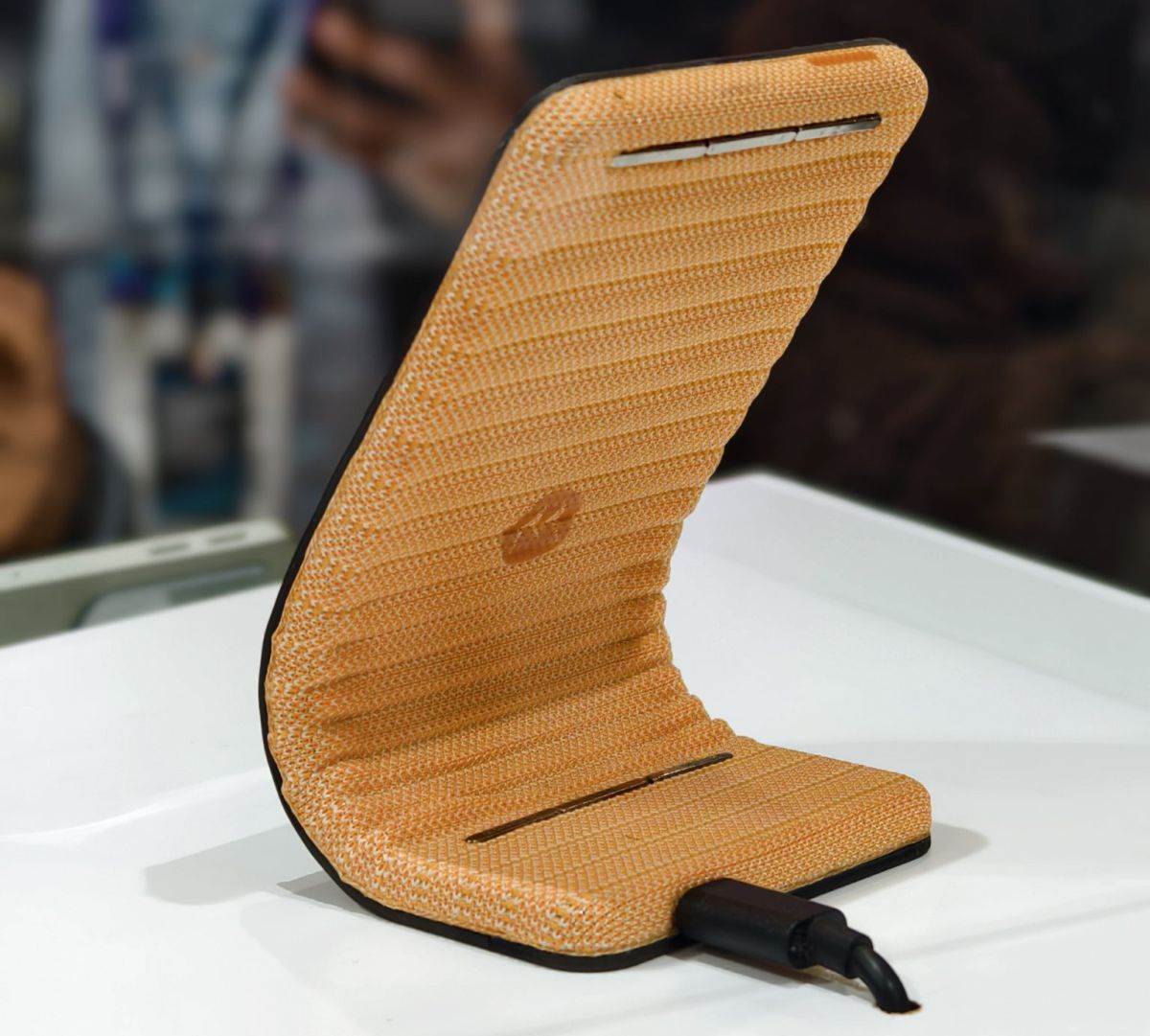 Motorola _ savitljivi telefon _ adaptivni displej _ Foto Twitter @gogiinc (3).jpg   Motorola _ savitljivi telefon _ adaptivni displej _ Foto Twitter @gogiinc (3).jpg