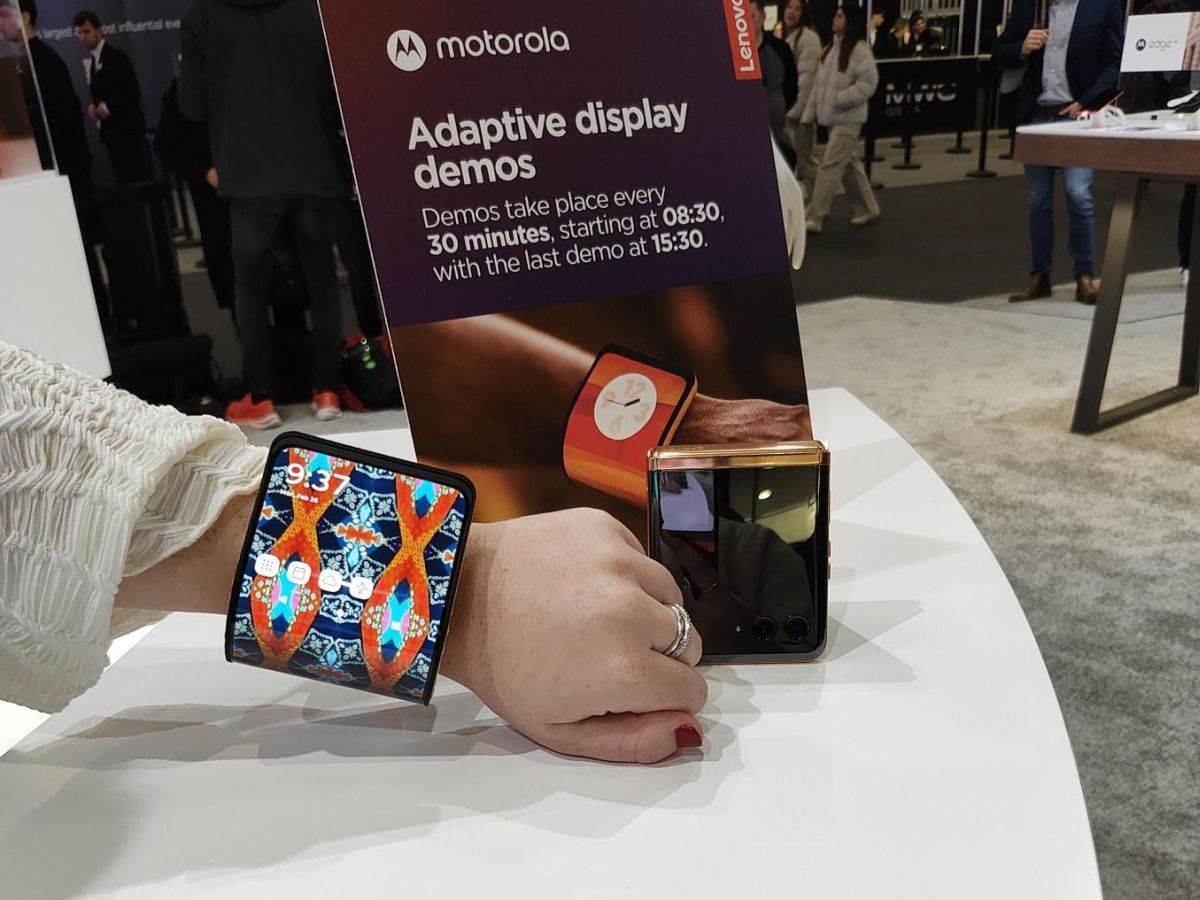 Motorola _ savitljivi telefon _ adaptivni displej _ Foto Motorola (4).jpg - Motorola   Motorola _ savitljivi telefon _ adaptivni displej _ Foto Motorola (4).jpg - Motorola