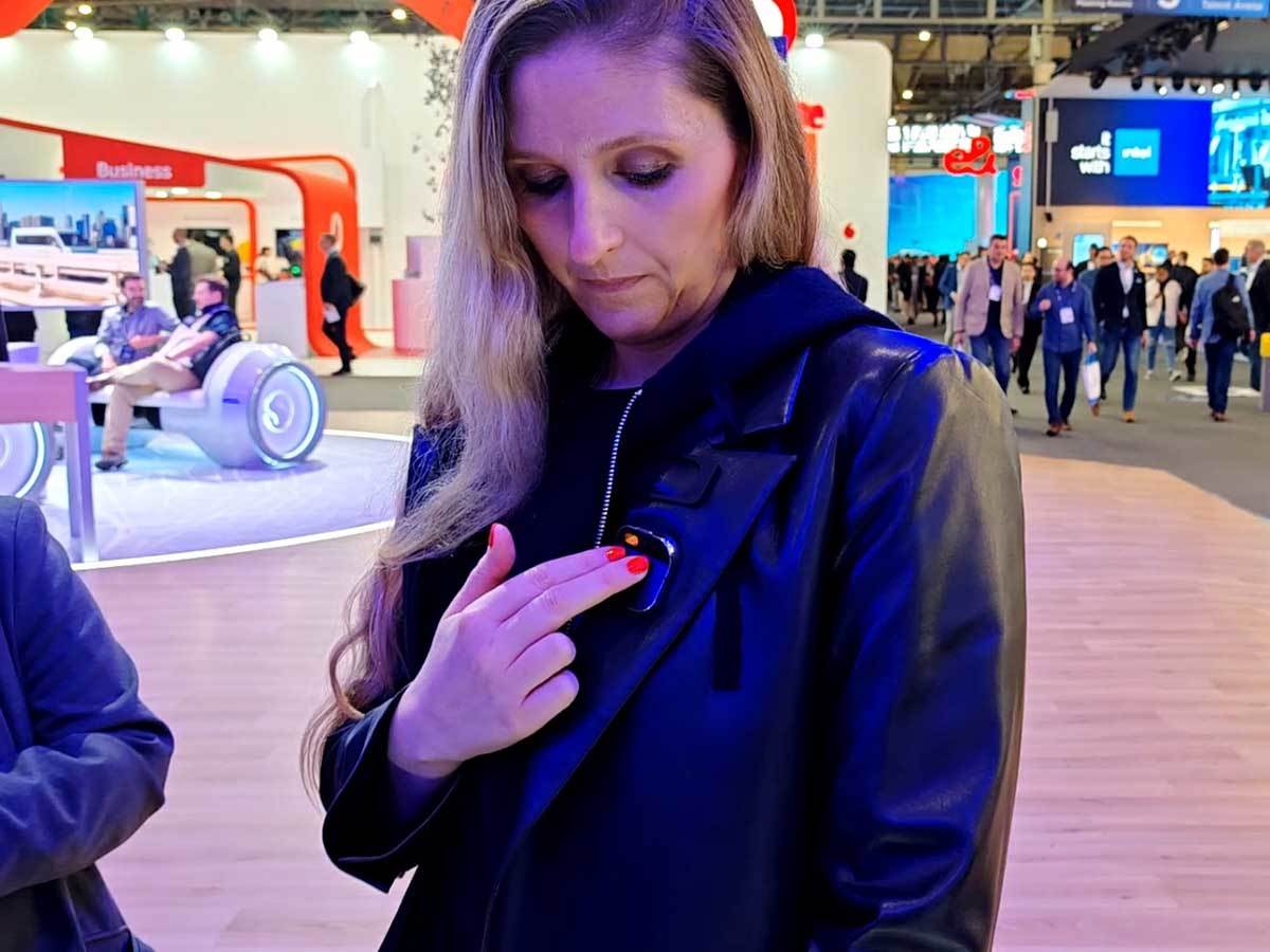 Betani Bonđorno demonstrira Humane AI Pin na MWC sajmu Betani Bonđorno demonstrira Humane AI Pin na MWC sajmu