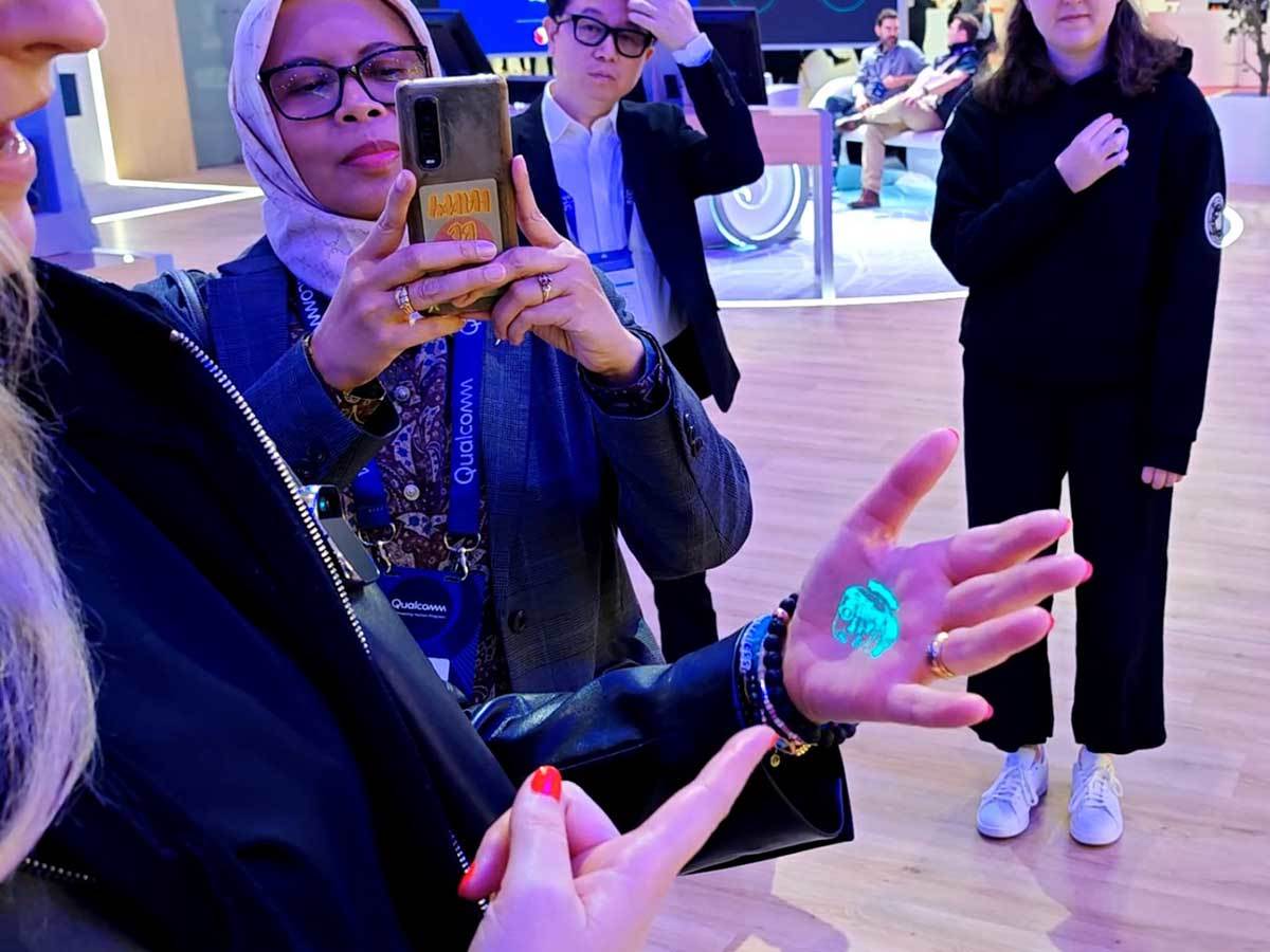 Humane AI Pin projekcija CosmOS interfejsa Humane AI Pin projekcija CosmOS interfejsa