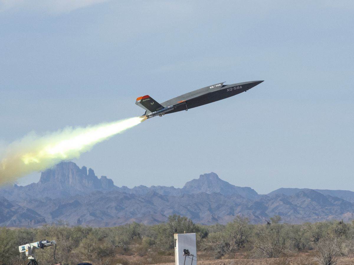Kratos XQ-58 Valkyrie _ borbeni dron _ Foto Wikimedia Public domain (2).jpg - Wikimedia / Public domain   Kratos XQ-58 Valkyrie _ borbeni dron _ Foto Wikimedia Public domain (2).jpg - Wikimedia / Public domain