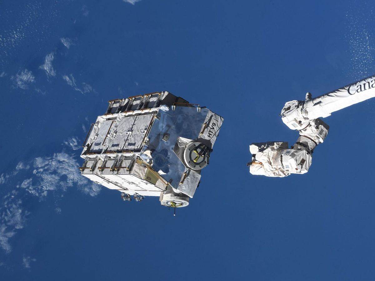 MSS _ baterije ispuštene u atmosferu _ Foto NASA.jpg MSS _ baterije ispuštene u atmosferu _ Foto NASA.jpg