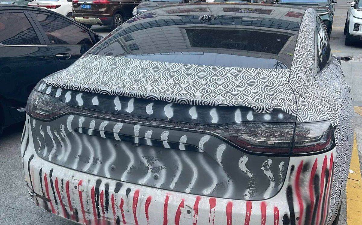 Xiangjie X4 – Novi BAIC-Huawei elektični automobil maskiran zbog test vožnje (3).jpg   Xiangjie X4 – Novi BAIC-Huawei elektični automobil maskiran zbog test vožnje (3).jpg