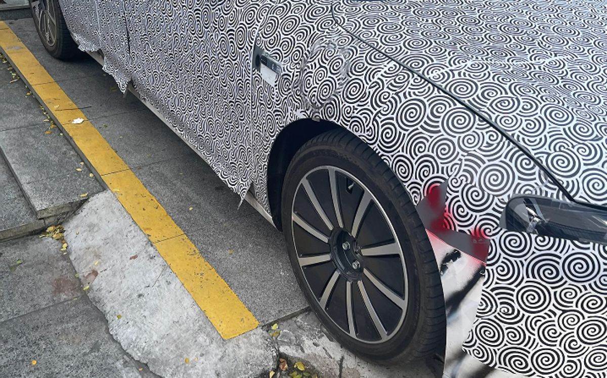 Xiangjie X4 – Novi BAIC-Huawei elektični automobil maskiran zbog test vožnje (4).jpg - CarNewsChina   Xiangjie X4 – Novi BAIC-Huawei elektični automobil maskiran zbog test vožnje (4).jpg - CarNewsChina