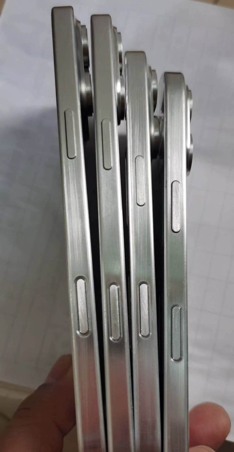  iPhone 16 _ maketa _ Foto Twitter @SonnyDickson (3).jpg 