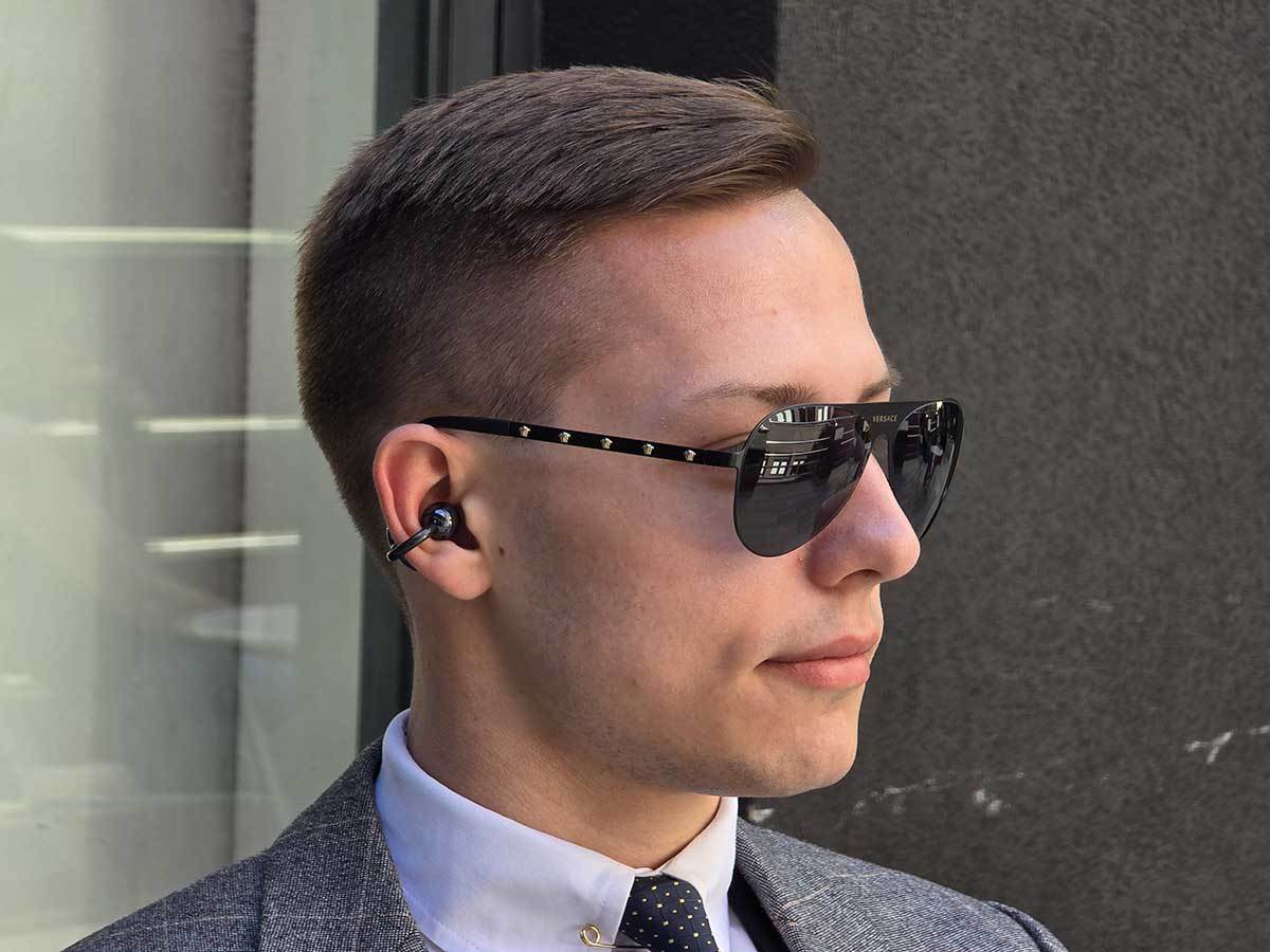Osoba nosi Huawei FreeClip Osoba nosi Huawei FreeClip