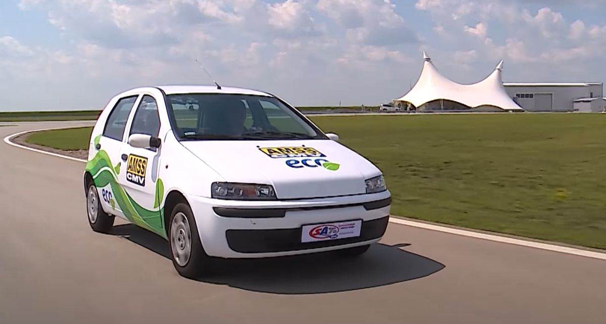  Prvi srpski električni automobil AMSS _ Foto YouTube Emisija SAT - Zvanični kanal (1).jpg - YouTube / Emisija SAT - Zvanični kanal 