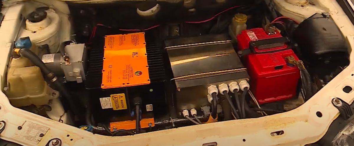  Prvi srpski električni automobil AMSS _ Foto YouTube Emisija SAT - Zvanični kanal (2).jpg - YouTube / Emisija SAT - Zvanični kanal 