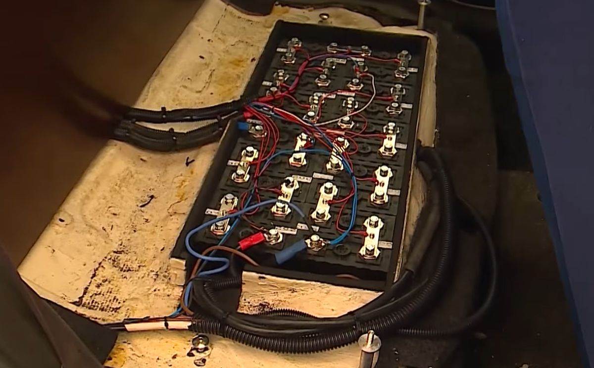  Prvi srpski električni automobil AMSS _ Foto YouTube Emisija SAT - Zvanični kanal (4).jpg - YouTube / Emisija SAT - Zvanični kanal 