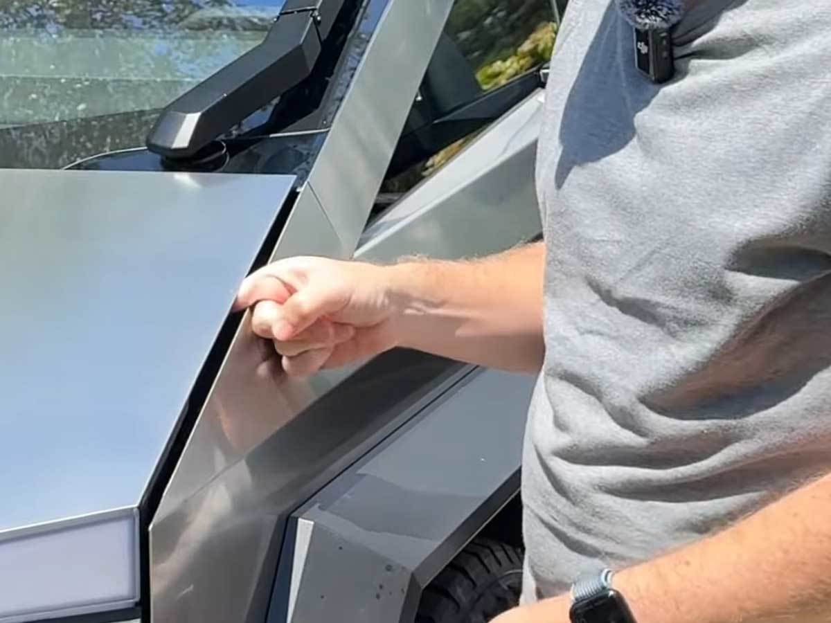 Zatvorio vrata Cybertrucka na prst Zatvorio vrata Cybertrucka na prst