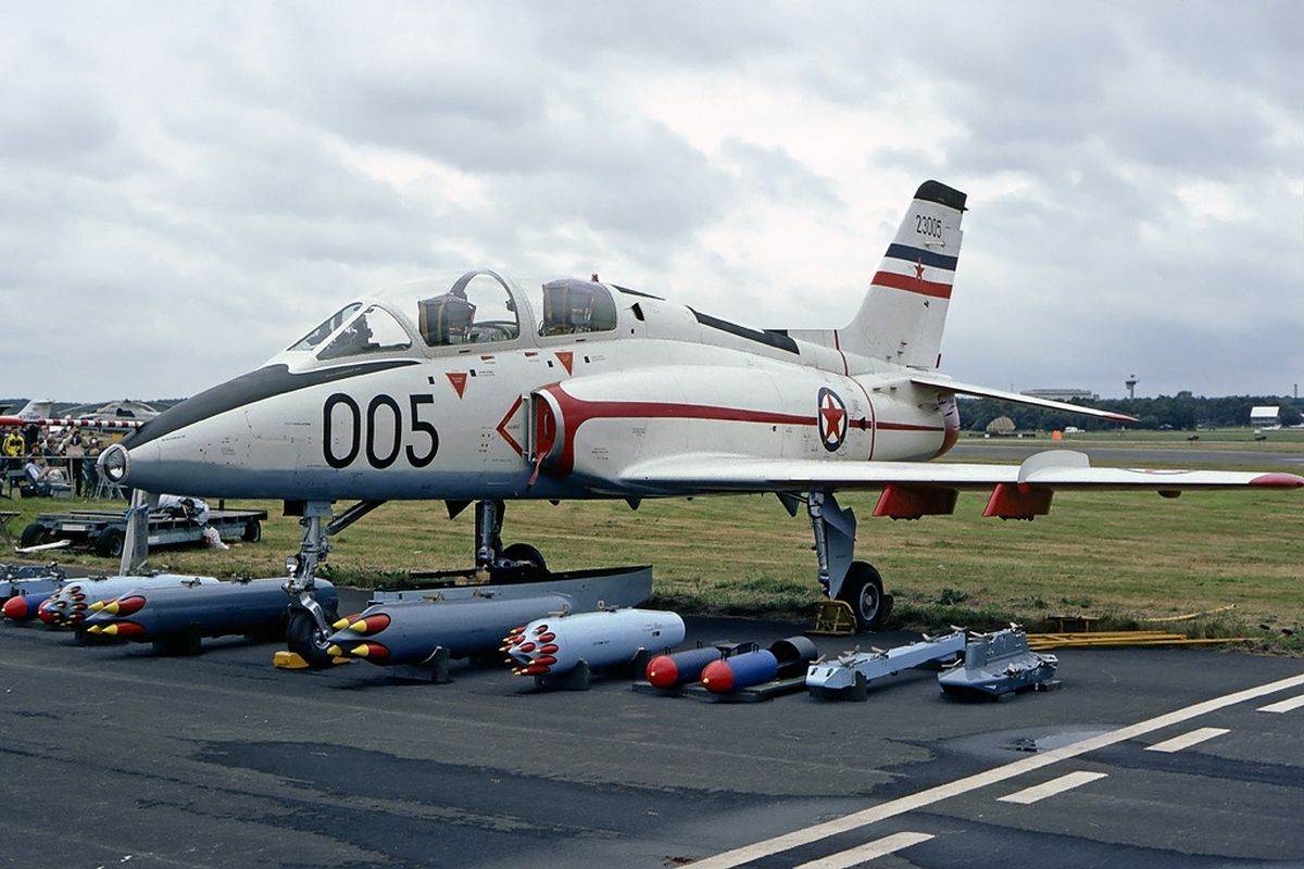  1 Soko G-4 Super Galeb na aeromitingu u Farnborou 1984. godine _ Foto Wikimedia Steve Fitzgerald.jpg - Wikimedia / Steve Fitzgerald 