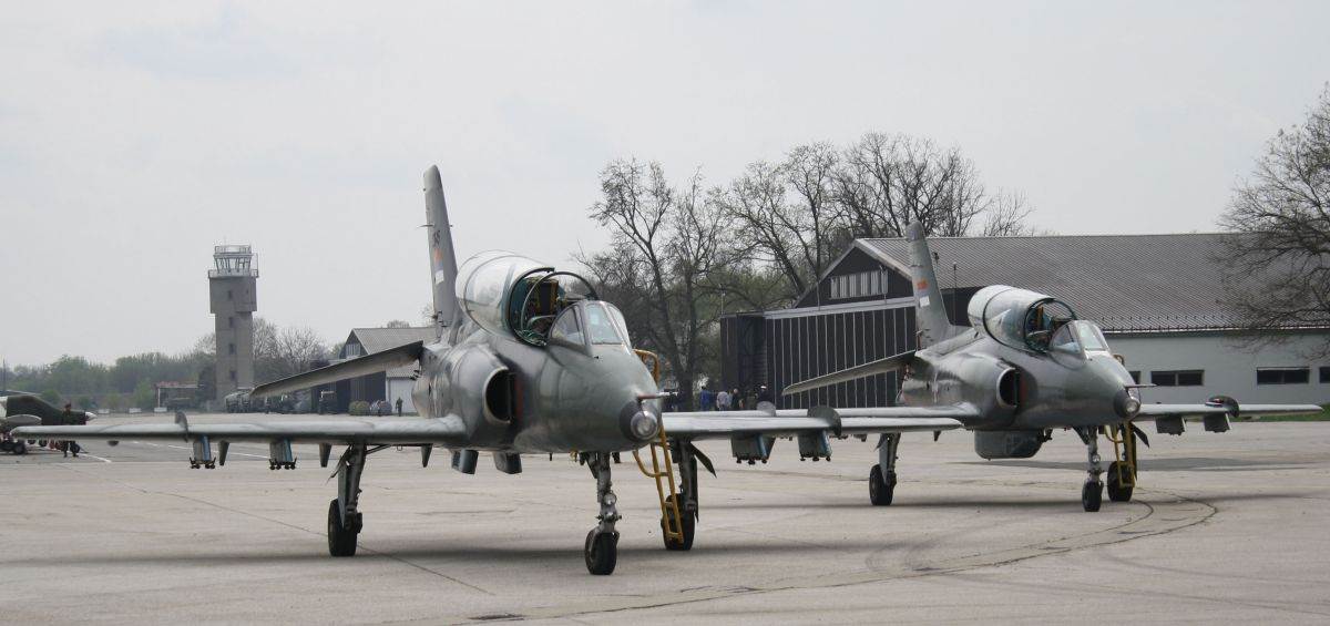  5 Dva Super Galeba 204. vazduhoplovne brigade RV i PVO Vojske Srbije na aerodromu u Batajnici 2012. godine _ Foto Wikimedia Srđan Popović.jpg - Wikimedia / Srđan Popović 