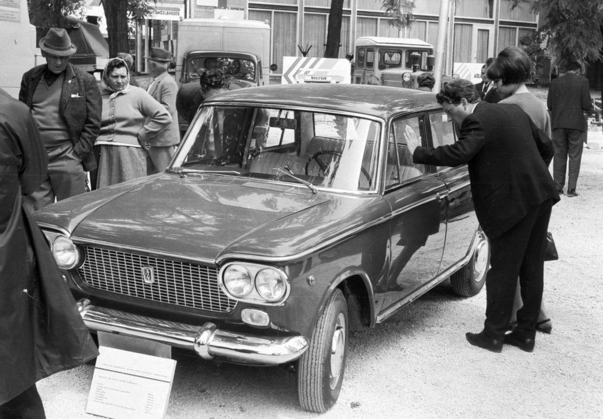  Zastava 1300 na sajmu u Budimšešti 1966.  _ Foto Wikimedia Fortepan Drimbe József.jpg - Wikimedia / Fortepan Drimbe József 