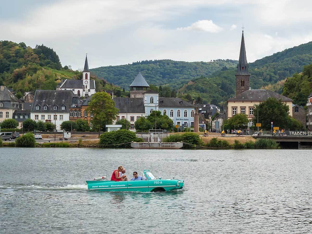 Amphicar 6.jpg - Shutterstock / Plam Petrov   Amphicar 6.jpg - Shutterstock / Plam Petrov