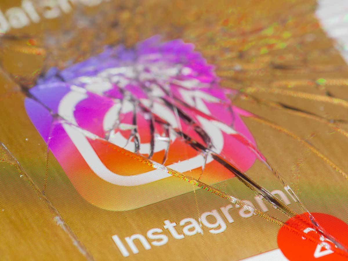 Polomljen ekran iznad Instagram aplikacije Polomljen ekran iznad Instagram aplikacije