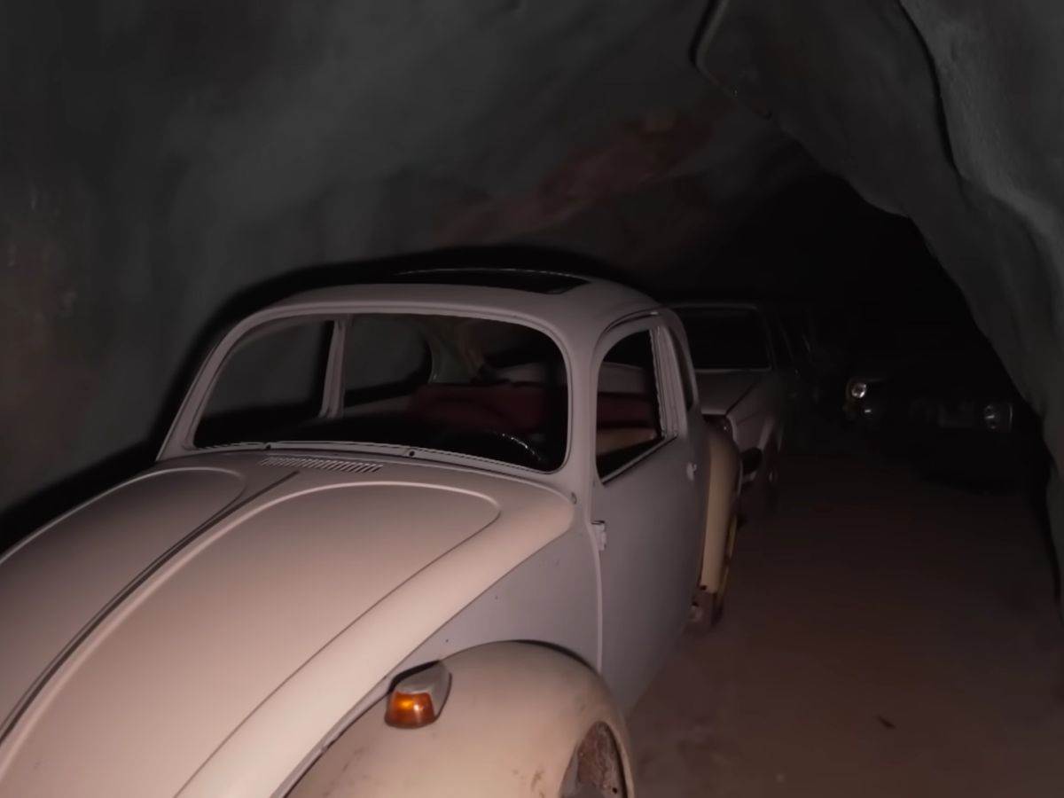  Volkswagen _ stari automobili _ rudnik Švajcarska _ Foto YouTube Exploring the Unbeaten Path (1).jpg - YouTube / Exploring the Unbeaten Path 