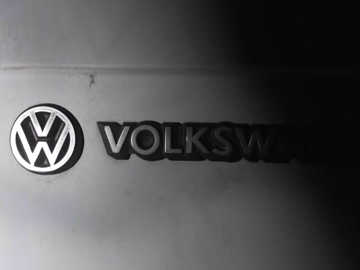  Volkswagen _ stari automobili _ rudnik Švajcarska _ Foto YouTube Exploring the Unbeaten Path (4).jpg - YouTube / Exploring the Unbeaten Path 