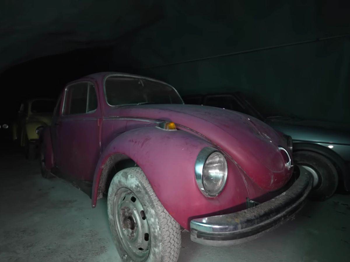  Volkswagen _ stari automobili _ rudnik Švajcarska _ Foto YouTube Exploring the Unbeaten Path (5).jpg - YouTube / Exploring the Unbeaten Path 