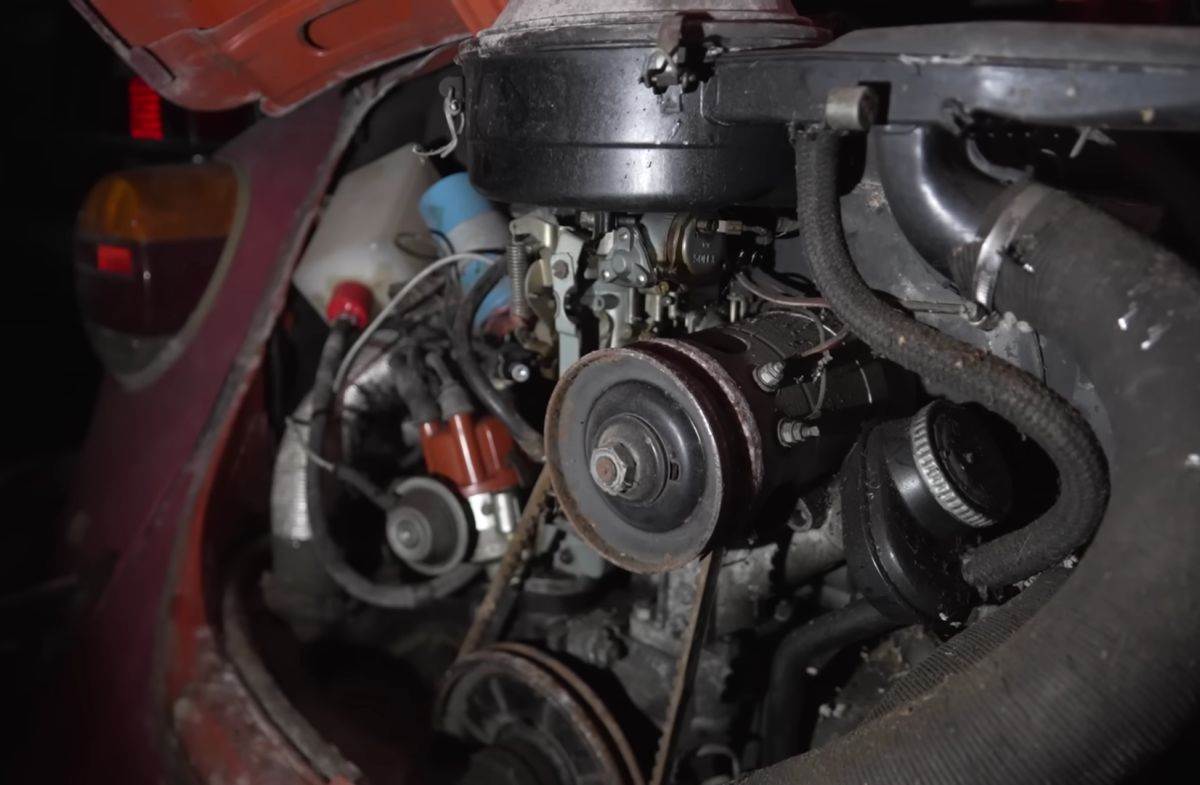  Volkswagen _ stari automobili _ rudnik Švajcarska _ Foto YouTube Exploring the Unbeaten Path (7).jpg - YouTube / Exploring the Unbeaten Path 