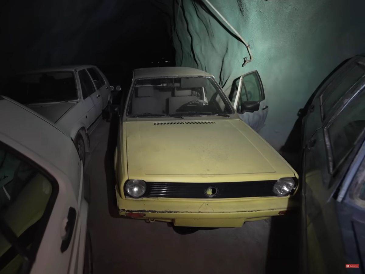  Volkswagen _ stari automobili _ rudnik Švajcarska _ Foto YouTube Exploring the Unbeaten Path (8).jpg - YouTube / Exploring the Unbeaten Path 