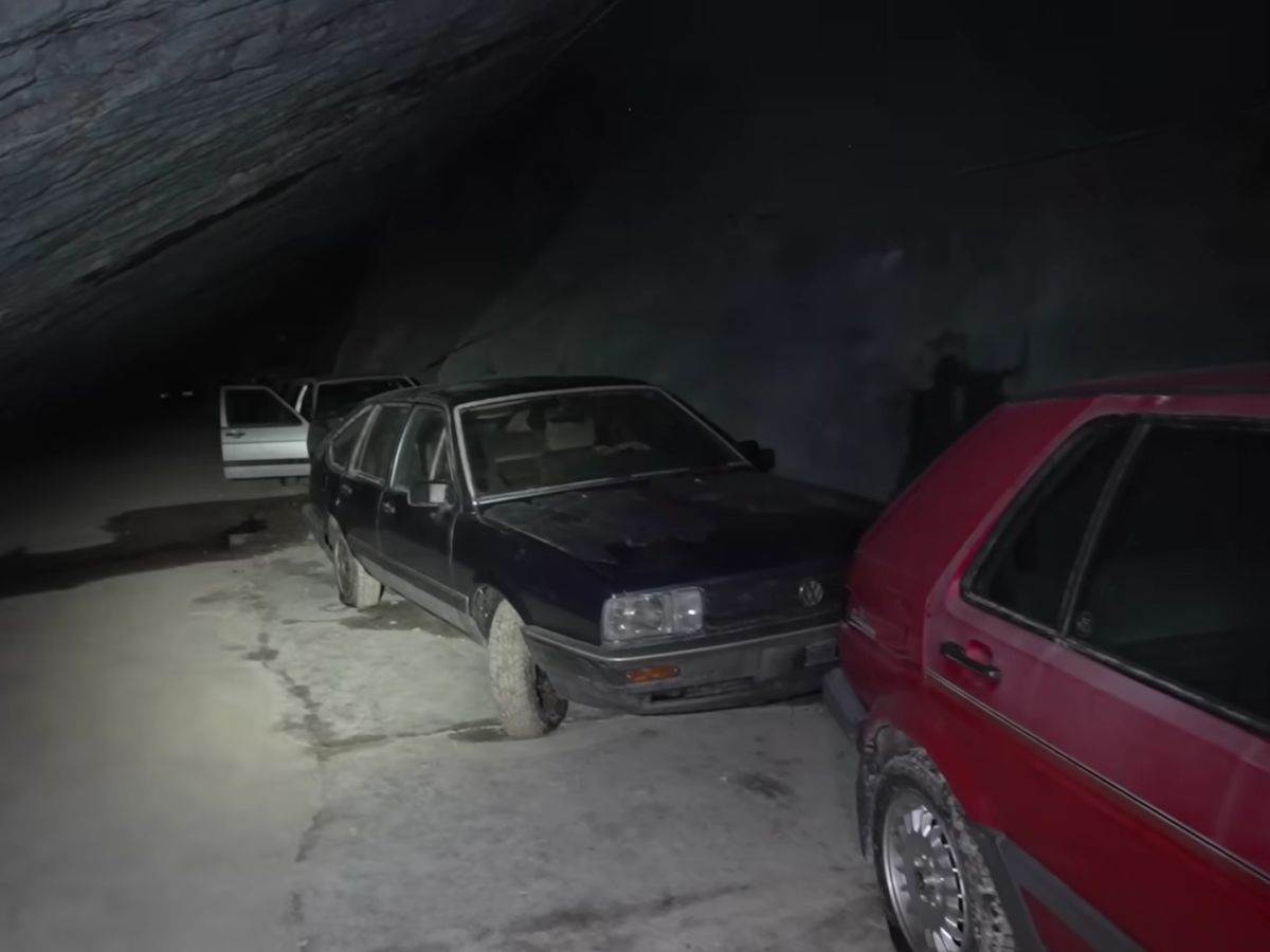  Volkswagen _ stari automobili _ rudnik Švajcarska _ Foto YouTube Exploring the Unbeaten Path (10).jpg - YouTube / Exploring the Unbeaten Path 