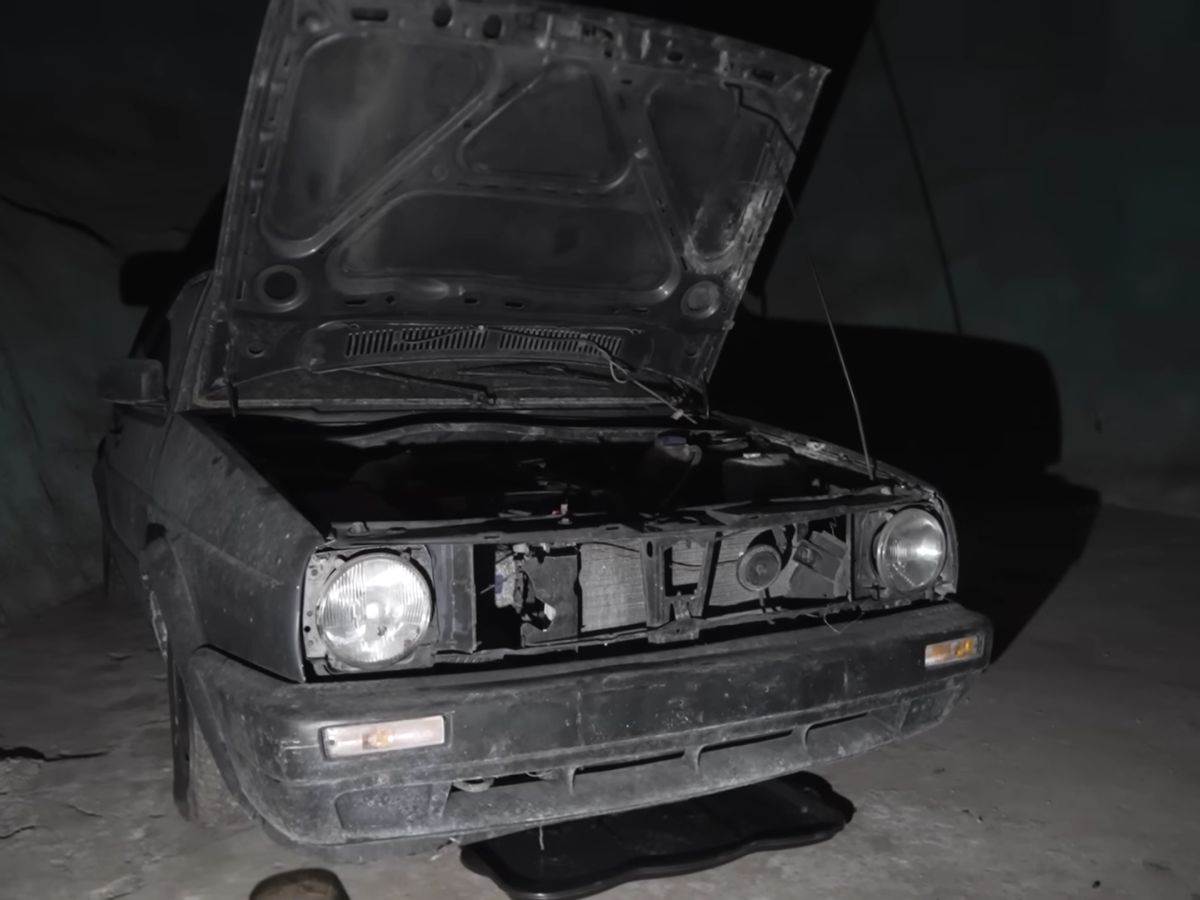  Volkswagen _ stari automobili _ rudnik Švajcarska _ Foto YouTube Exploring the Unbeaten Path (14).jpg - YouTube / Exploring the Unbeaten Path 