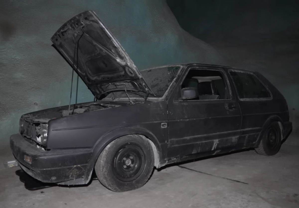  Volkswagen _ stari automobili _ rudnik Švajcarska _ Foto YouTube Exploring the Unbeaten Path (16).jpg - YouTube / Exploring the Unbeaten Path 