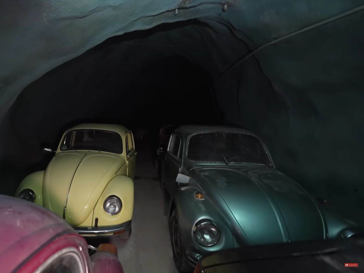  Volkswagen _ stari automobili _ rudnik Švajcarska _ Foto YouTube Exploring the Unbeaten Path (17).jpg - YouTube / Exploring the Unbeaten Path 