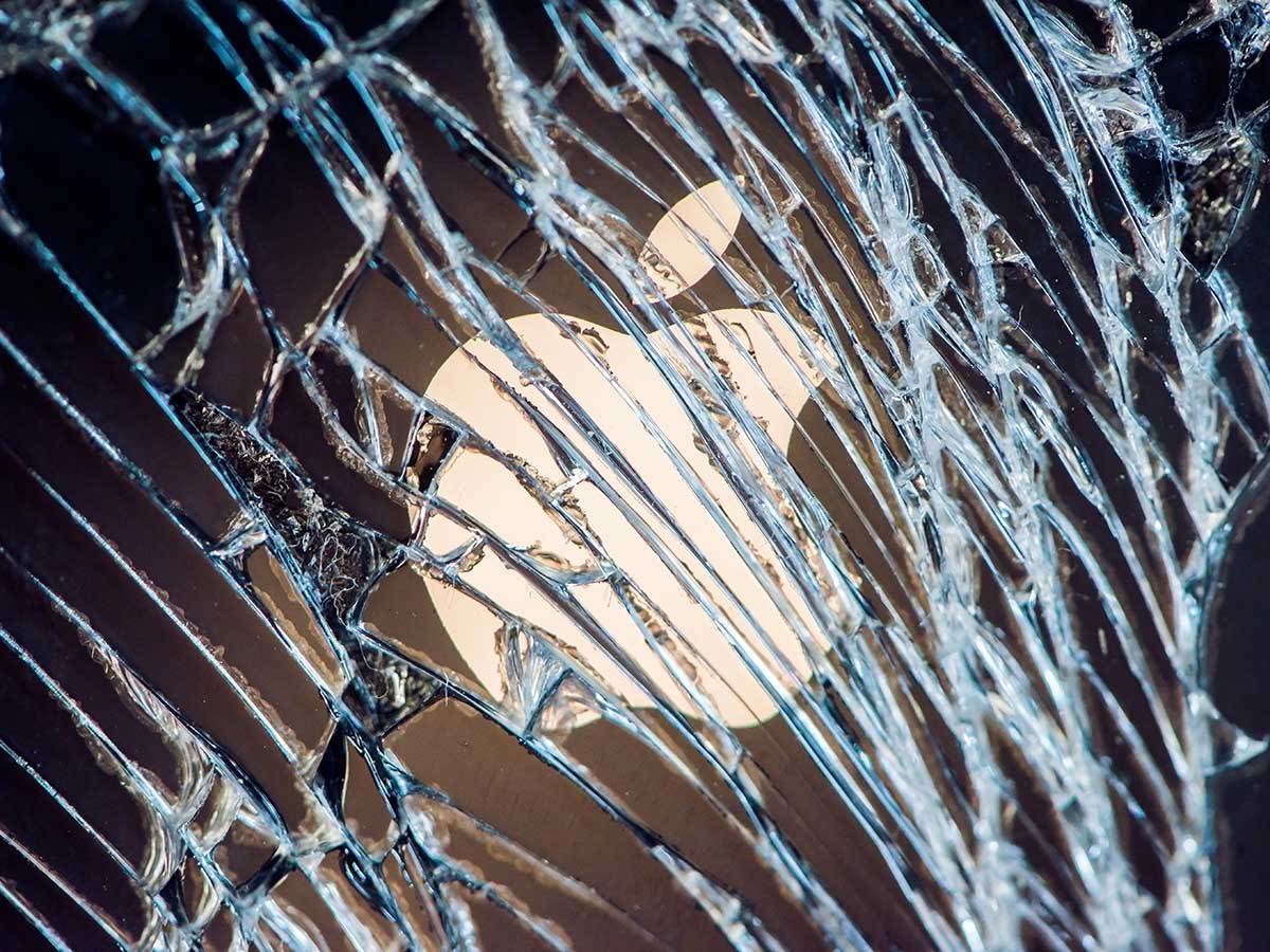 Apple logo slomljeno staklo   Apple logo slomljeno staklo