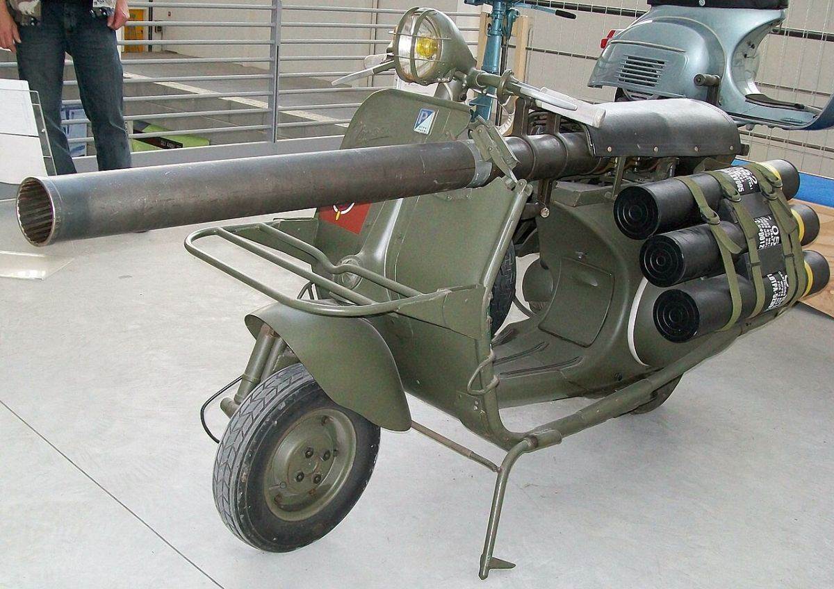 Vespa 150 TAP _ skuter sa bestrzajnim topom _ Foto Wikimedia C. Galliani.jpg   Vespa 150 TAP _ skuter sa bestrzajnim topom _ Foto Wikimedia C. Galliani.jpg