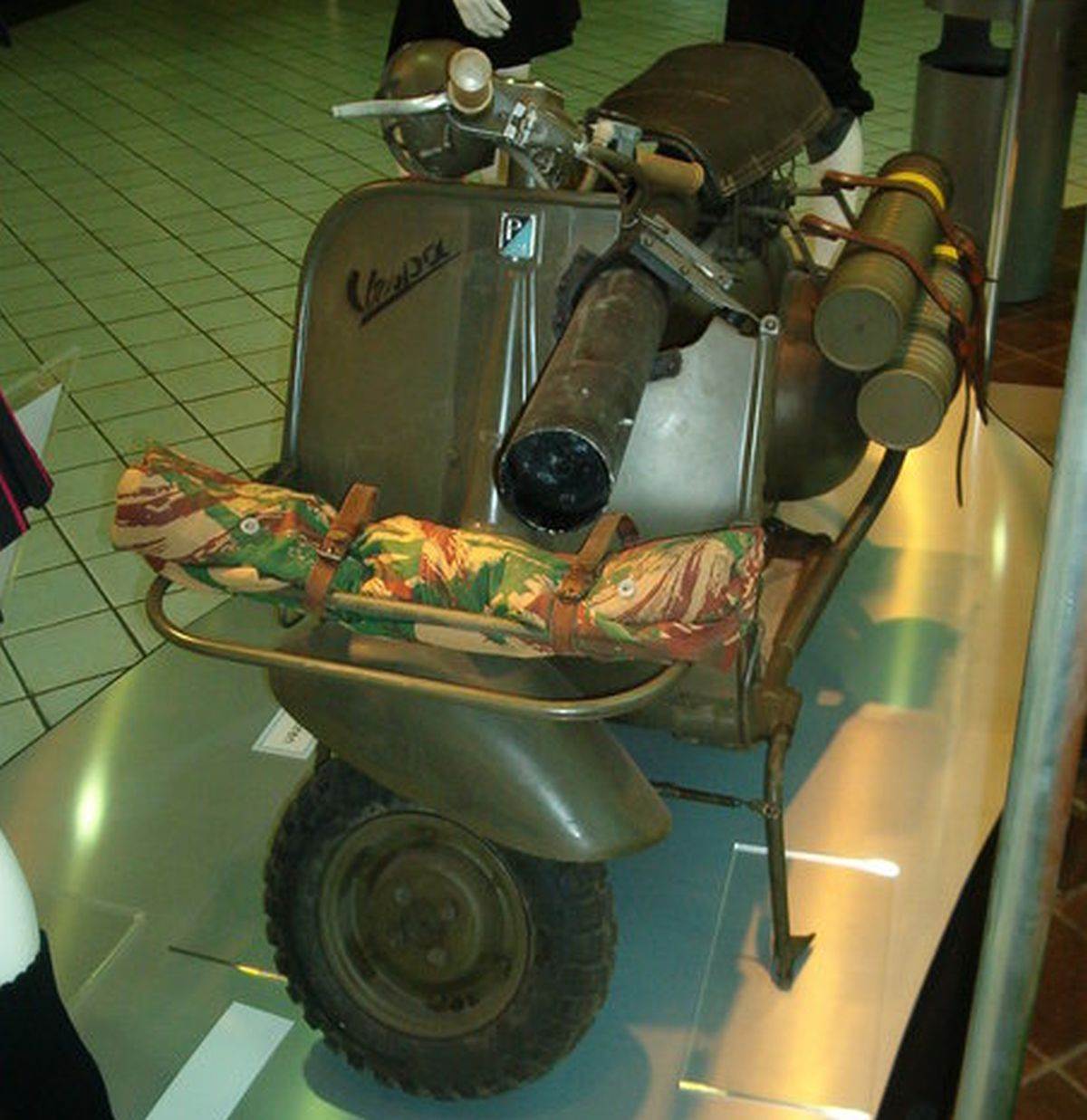 Vespa 150 TAP _ skuter sa bestrzajnim topom _ Foto Wikimedia M.Huwyler.jpg   Vespa 150 TAP _ skuter sa bestrzajnim topom _ Foto Wikimedia M.Huwyler.jpg