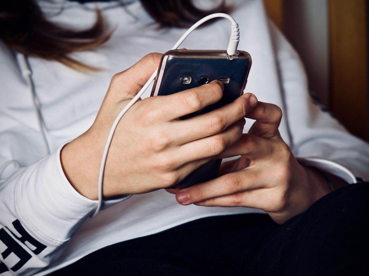 Devojlica _ telefon _ Foto Pixabay.jpg Devojlica _ telefon _ Foto Pixabay.jpg