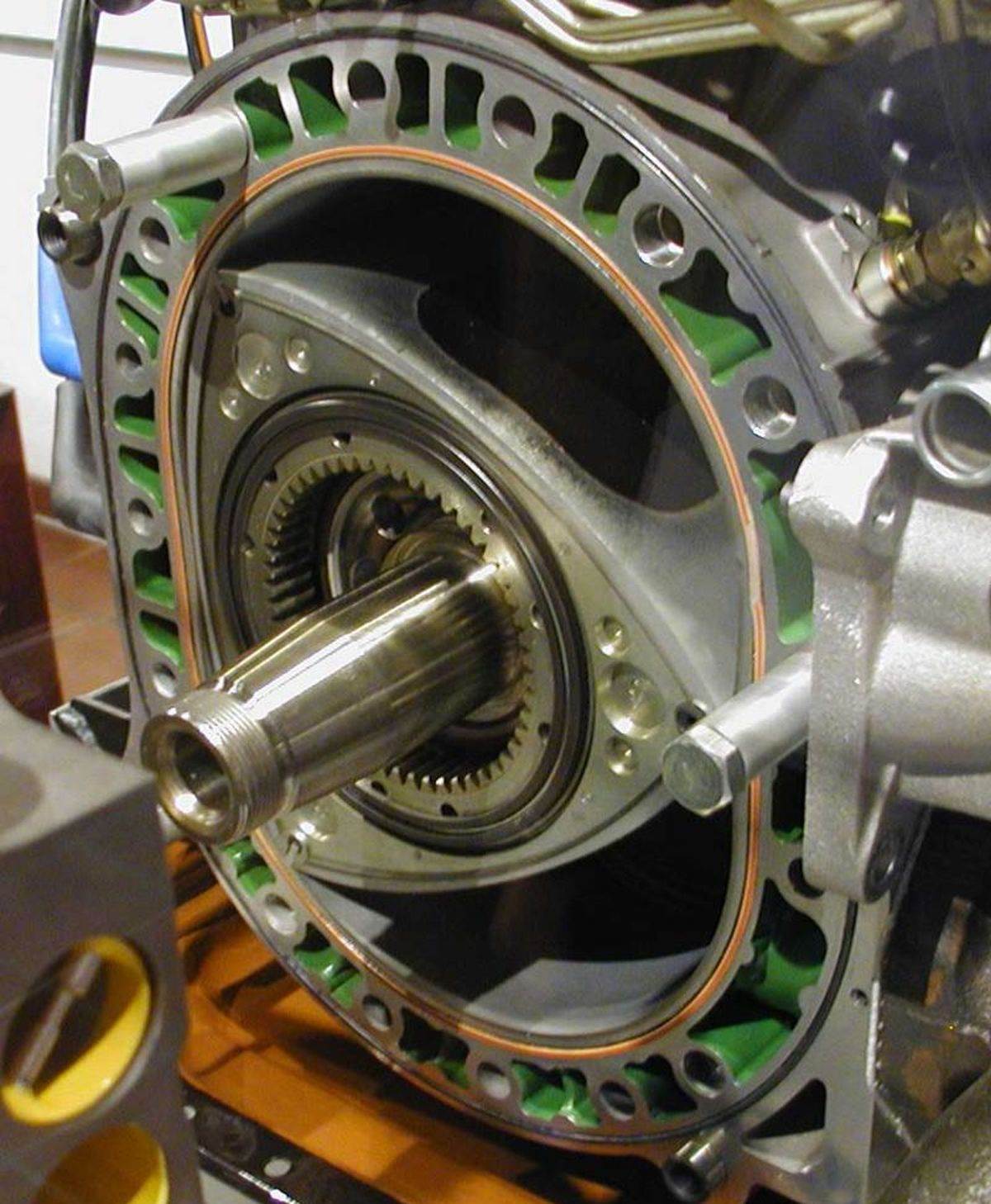 Vankelov rotacioni motor _ Foto Wikimedia Softeis at German Wikipedia.jpg Vankelov rotacioni motor _ Foto Wikimedia Softeis at German Wikipedia.jpg